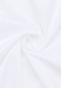 Weißer Stoff mit glatter Textur, der einen sanften Glanz und subtilen Stretch aufweist, in einem gewundenen Muster angeordnet. Ideal für Kleidung oder Polsterarbeiten.