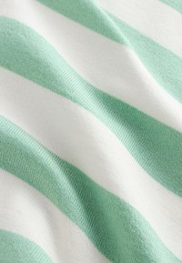 Tissu doux avec des rayures horizontales alternées vert menthe et blanc, montrant la texture et des plis légers.