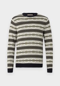 Crewneck trui met een groen, zwart en witte horizontale fair isle patroon, met ribbels aan de mouwen en onderkant, weergegeven op een witte achtergrond.