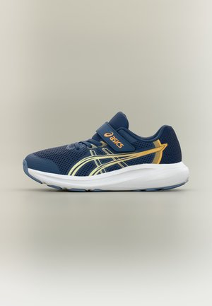 Μπλε ναυτικό αθλητικό παπούτσι Asics με χρυσές ρίγες, λευκή σόλα και ένα Velcro ιμάντα πάνω από τα κορδόνια.