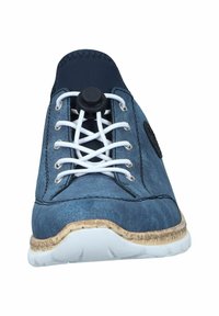 Chaussure synthétique bleue avec des lacets blancs et un bouton noir pour le serrage. Présente une tige texturée et une semelle blanche flexible avec une touche de brun.