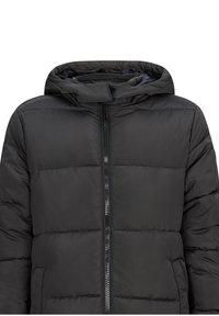 Giacca a vento nera con cappuccio, chiusura con zip, design trapuntato e tasche laterali. Realizzata in materiale leggero e isolato.