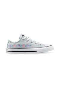 Zapatillas de lona azul claro con bordado floral en rosa y púrpura, cordones blancos, suela de goma blanca y negra con puntera texturizada.