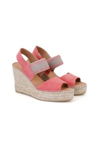 Sandales compensées en suède rose avec bout ouvert, brides de cheville élastiques et semelle intermédiaire en jute tissé. Présente des accents de couture grise sur les brides.