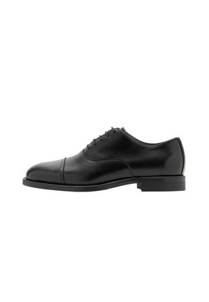 Zwarte leren formele oxford schoen met gesloten veters, cap toe en lage gestapelde hak, getoond in rechterzijprofiel op een witte achtergrond.