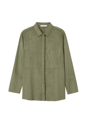 Chemise à manches longues vert olive en matière douce semblable au daim. Elle présente un col avec revers et une silhouette droite avec une fermeture frontale.
