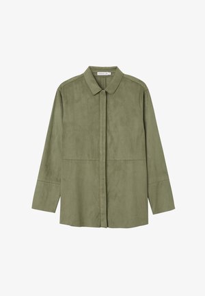 Chemise à manches longues vert olive en matière douce semblable au daim. Elle présente un col avec revers et une silhouette droite avec une fermeture frontale.