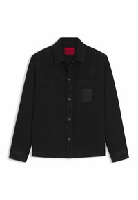 Zwarte denimjas met lange mouwen, knoopsluiting, twee borstzakken en een gladde textuur. Heeft een logo-opdruk op de linkerkant van de zak.