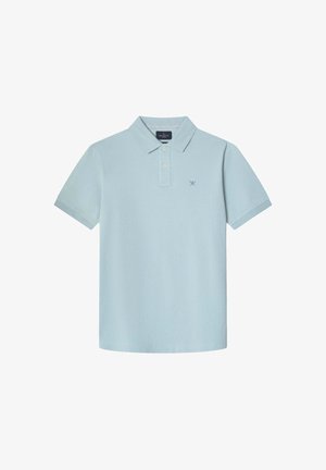 Lyseblå polo shirt lavet af blødt stof, med klassisk krave, to knapper, korte ærmer og et broderet logo på brystet.