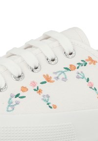Superga LITTLE FLOWER EMBROIDERY biały