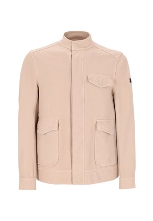 Giacca beige chiaro con colletto a stand, tre tasche frontali a soffietto, maniche lunghe e chiusura frontale nascosta.