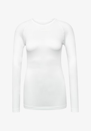 Hvid langærmet atletisk skjorte lavet af letvægts, åndbart materiale. Har en rund halsudskæring og et diskret brandlogo på brystet.