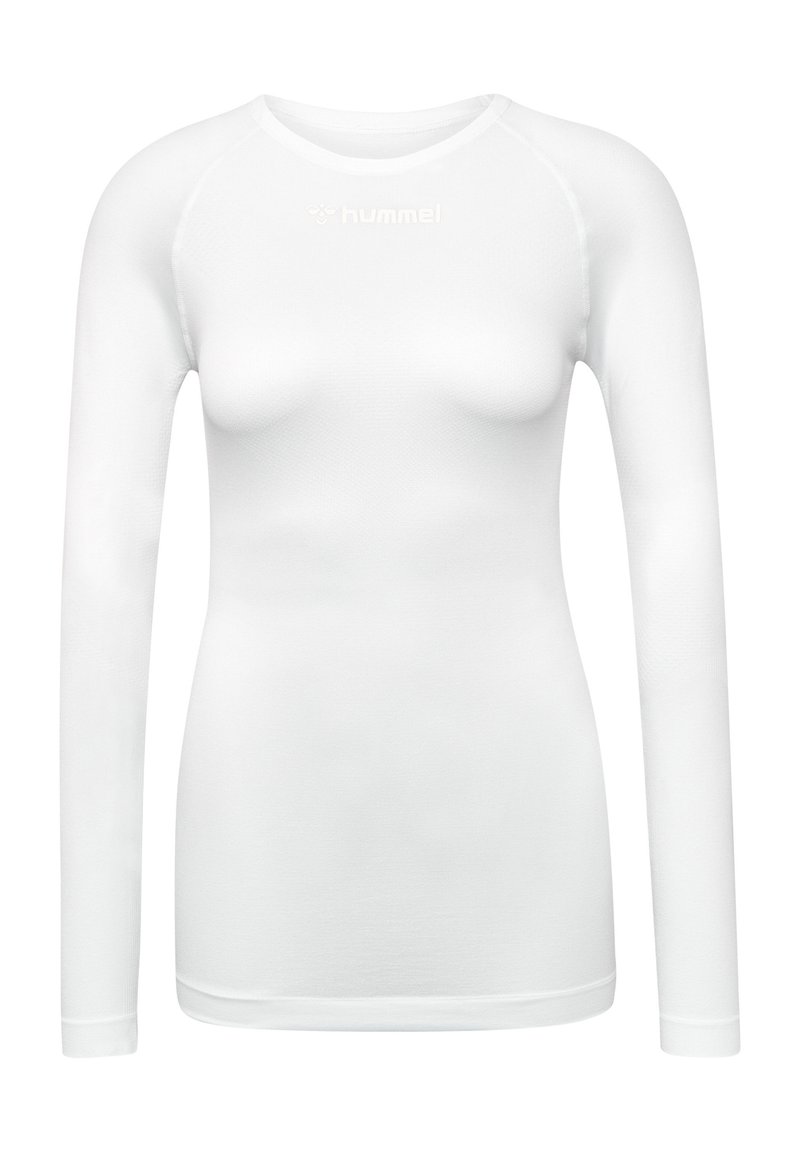 Weißes langärmliges Sportshirt aus leichtem, atmungsaktivem Material. Mit Rundhalsausschnitt und dezentem Markenlogo auf der Brust.