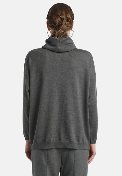 Grå pullovertröja med krage, långa ärmar och avslappnad passform. Tillverkad av mjukt stickat material med en slät yta.