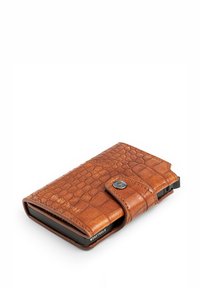 Brązowy skórzany portfel o teksturze krokodyla, z metalowym zapięciem i eleganckim, prostokątnym kształtem. Zauważalne wytłoczone logo po boku.