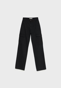 Czarne spodnie cargo o szerokim kroju, z bocznymi kieszeniami z klapami, kieszeniami z przodu oraz zapięciem na guziki i zamek błyskawiczny w talii.