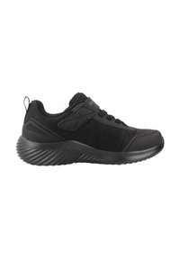 Zapatilla deportiva negra con parte superior de malla, suela de goma texturizada y sistema de cierre tradicional. Presenta un collar acolchado y un logotipo destacado en el costado.