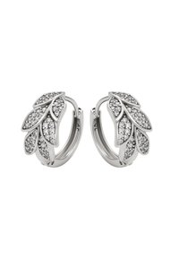Strieborné kruhové náušnice s listovými motívmi, ktoré majú oslnivé priehľadné drahokamy zasadené na vzorovanej ploche. Hladký kovový povrch.