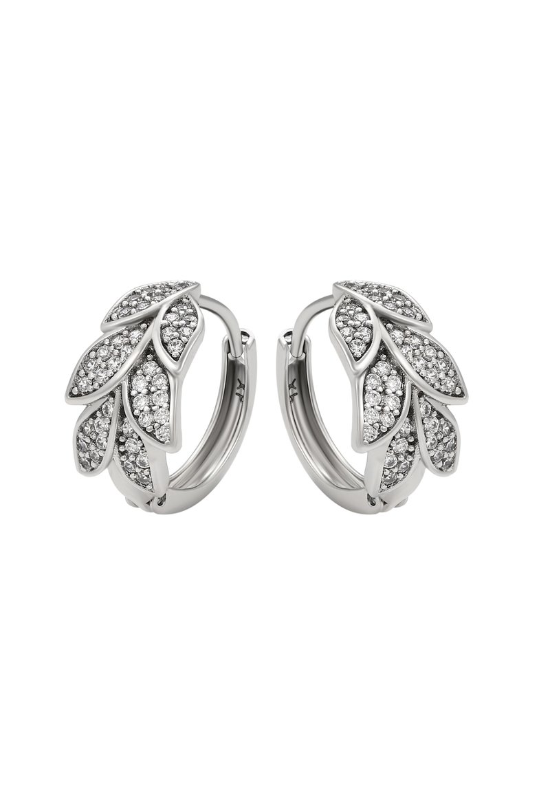 Strieborné kruhové náušnice s listovými motívmi, ktoré majú oslnivé priehľadné drahokamy zasadené na vzorovanej ploche. Hladký kovový povrch.