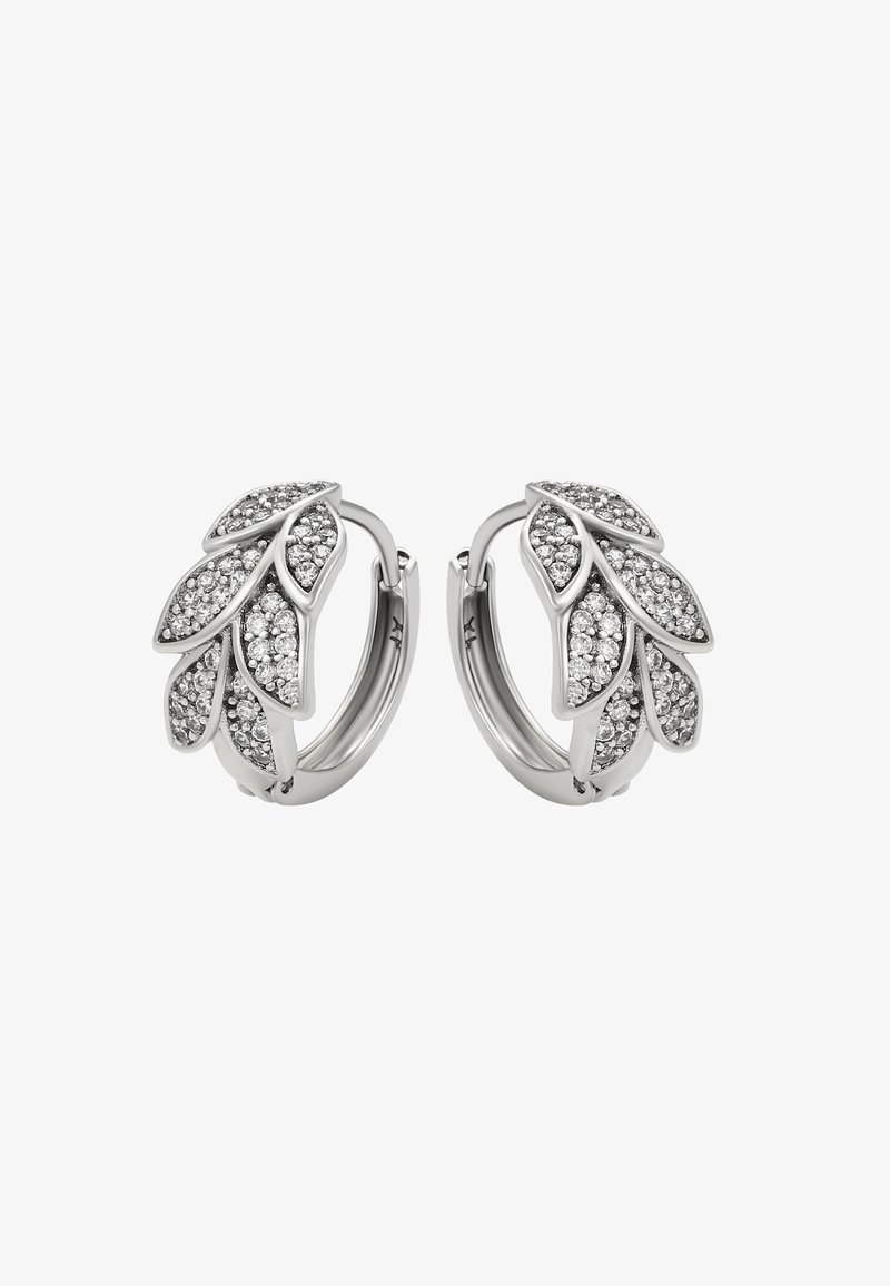 Strieborné kruhové náušnice s listovými motívmi, ktoré majú oslnivé priehľadné drahokamy zasadené na vzorovanej ploche. Hladký kovový povrch.