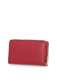 Portafoglio in pelle rossa con superficie texturizzata, chiusura a zip e accessori in tono oro. Forma rettangolare con angoli arrotondati, design compatto.