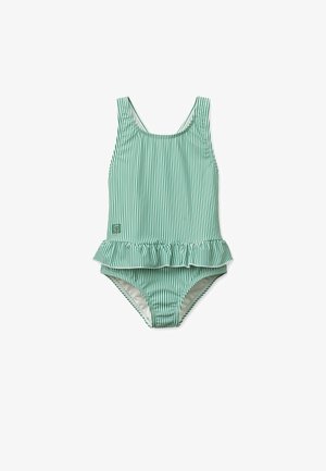 Μαγιό ολόσωμο με πράσινες και λευκές ρίγες και φραμπαλά στη βάση, με λαιμόκοψη σε σχήμα σκουπ και φαρδιές τιράντες. Υφάσμα με απαλή υφή.