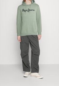 Pepe Jeans Mikina s kapucí - olive