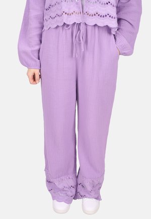 Ensemble deux pièces lavande en tissu texturé. Le haut présente un ourlet festonné avec des détails en découpe. Le pantalon à jambes larges présente des accents similaires.