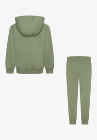 Πράσινο βαμβακερό σετ δύο κομματιών που περιλαμβάνει φούτερ με κουκούλα και ελαστικούς καρπούς και παντελόνια με ελαστική μέση. Απαλή υφή, casual σχεδίαση.
