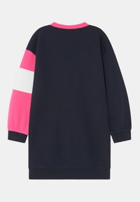 Námořnická oversized mikinová šaty s rukávy pruhovanými v růžové, bílé a růžové barvě. Obsahuje žebrovaný výstřih a manžety. Měkká textilie.