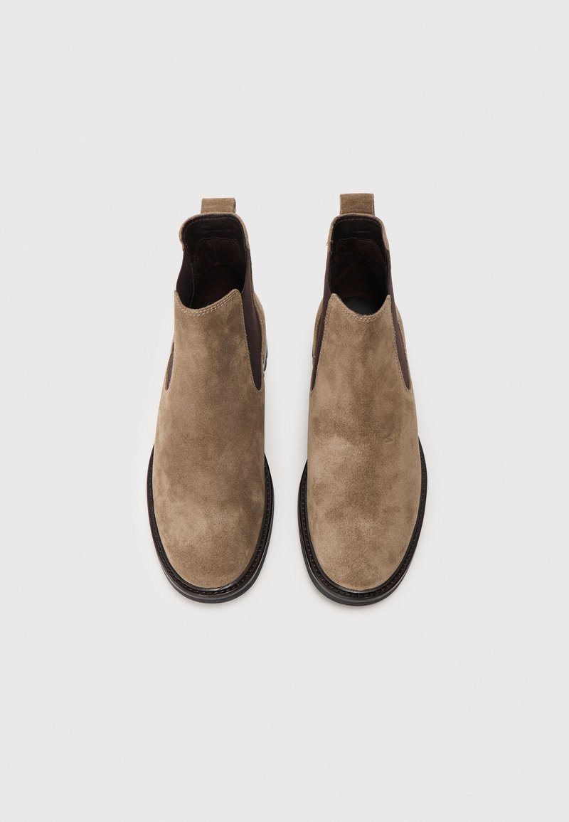 Braune Wildleder Chelsea-Stiefel mit elastischen Einsätzen, einer Zuglasche und einer eleganten schwarzen Sohle. Glatte Textur mit minimalistischer Gestaltung.