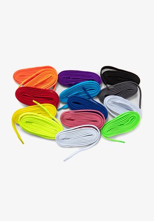 Krāsainas šņorītes dažādās nokrāsās, tostarp sarkanā, oranžā, dzeltenā, rozā, zaļā, zilā, violetā un melnā. Izgatavotas no pīts materiāla.