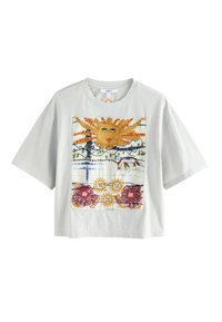 T-shirt gris clair à manches courtes avec un soleil coloré et des broderies florales sur le devant, présentant une coupe décontractée et une texture en coton doux.