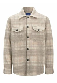 Koszula na guziki w kratę w kolorze beżowym i jasnobrązowym, wykonana z miękkiego materiału, z dwoma kieszeniami na piersiach i czarnymi guzikami. Klasyczny kołnierzyk.