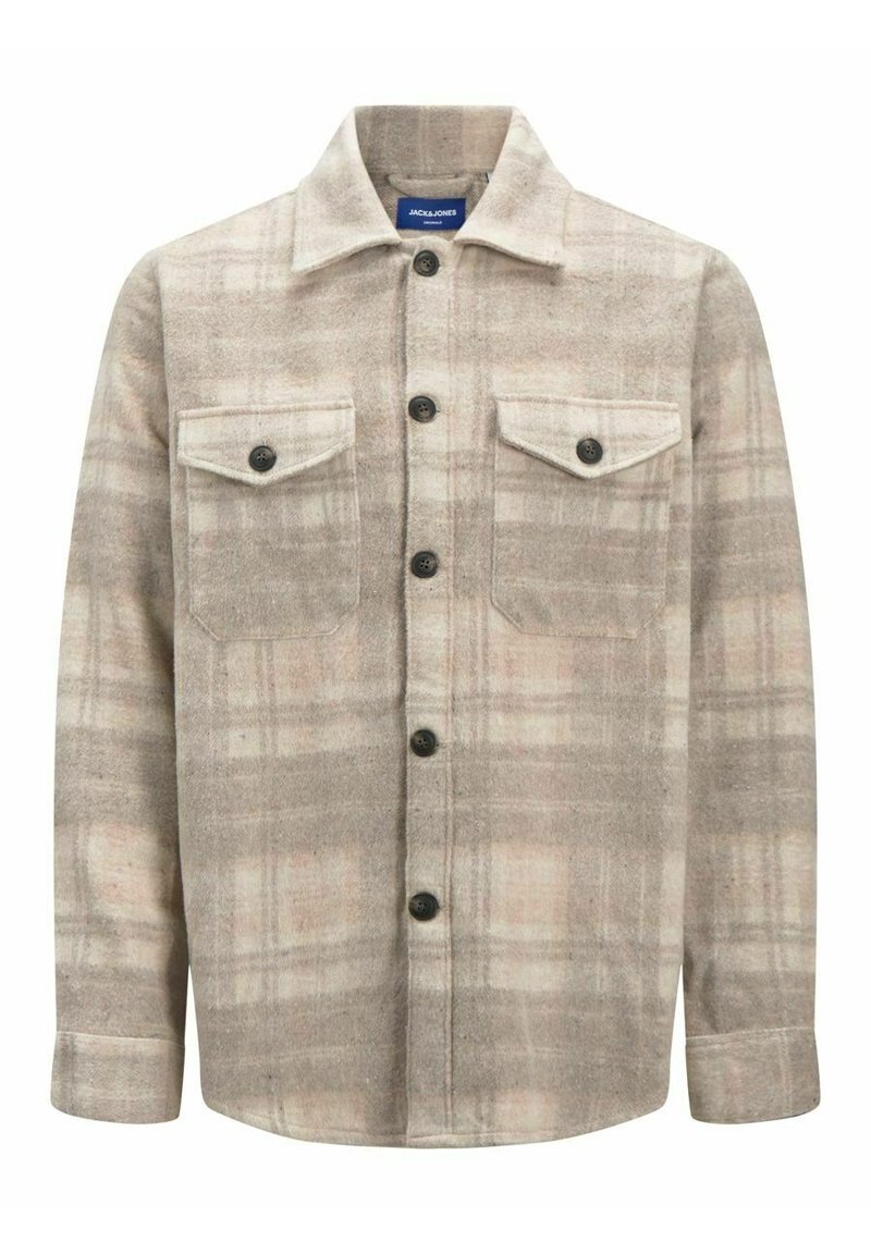 Koszula na guziki w kratę w kolorze beżowym i jasnobrązowym, wykonana z miękkiego materiału, z dwoma kieszeniami na piersiach i czarnymi guzikami. Klasyczny kołnierzyk.