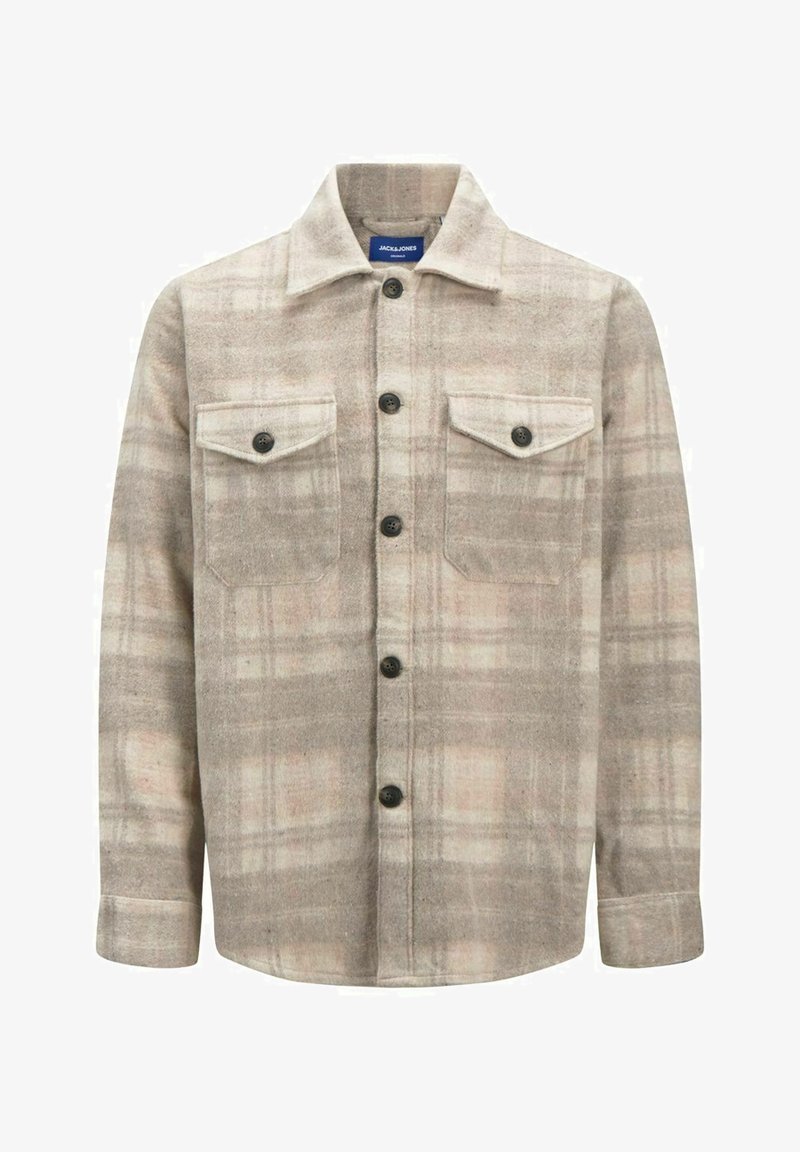 Koszula na guziki w kratę w kolorze beżowym i jasnobrązowym, wykonana z miękkiego materiału, z dwoma kieszeniami na piersiach i czarnymi guzikami. Klasyczny kołnierzyk.