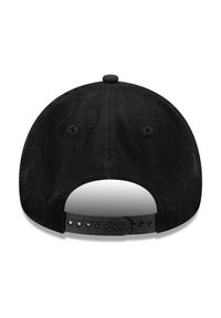 Schwarze Baseballmütze mit glatter Stofftextur, einem gebogenen Schirm und verstellbarem Snapback-Verschluss. Keine sichtbaren Logos oder Muster.