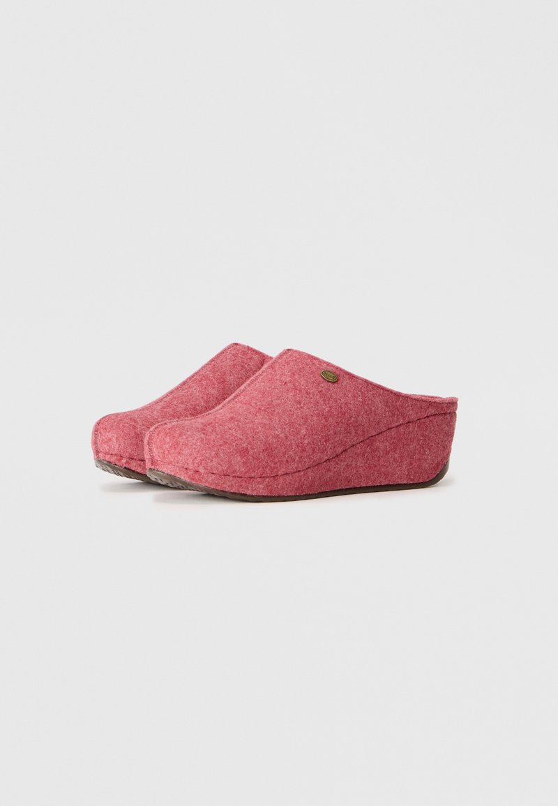 Zoccoli in feltro rosso con suola a zeppa, caratterizzati da una texture liscia e cuciture sottili, arricchiti da un piccolo logo metallico sul lato.