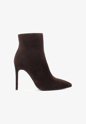 Brūnās zamšādas potīšu zābaki ar norādītu degunu un augstu stiletu papēdi. Dizains izceļas ar gludu tekstūru un slaidu siluetu.