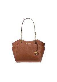 Sac fourre-tout synthétique marron avec des anses en chaîne dorée, comprenant un charm au logo et un design structuré avec des poches latérales.