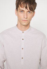 Jack & Jones PREMIUM JPRBLASUMMER HALF PLACKET L/S SN - Camisa - crockery