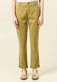 Pantaloni verde oliva con taglio dritto, con risvolti, tasche anteriori e chiusura con bottone in vita, realizzati in un tessuto morbido e resistente.