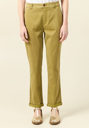 Olijfgroene broek met een rechte snit, opgerolde manchetten, achterzakken en een knoopsluiting in de taille, gemaakt van een gladde, duurzame stof.