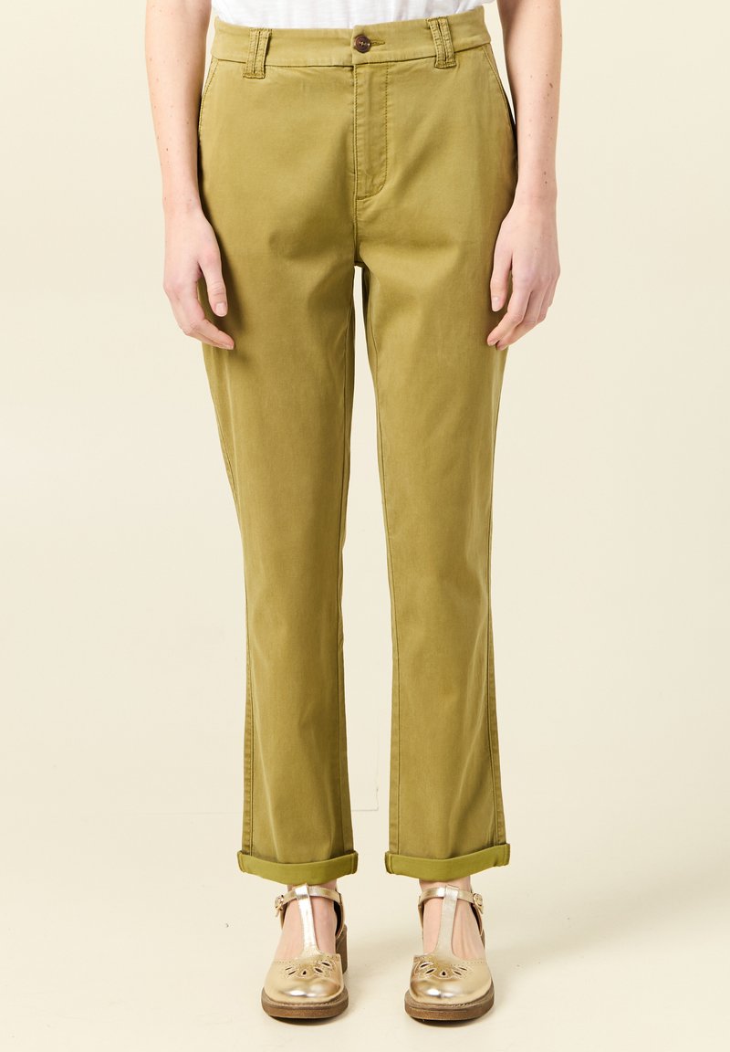 Pantaloni verde oliva con taglio dritto, con risvolti, tasche anteriori e chiusura con bottone in vita, realizzati in un tessuto morbido e resistente.