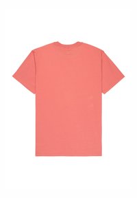 T-shirt corail à manches courtes avec col rond, en coton, présentant une texture lisse et un design simple et épuré.