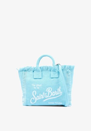 Lichtblauwe totebag van getextureerde stof met franjes aan de randen, draaghengsels en witte tekst "Saint Barth Summer Paradise" aan de voorkant.