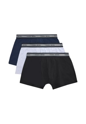 Tres bóxers para hombre en negro, gris claro y azul marino con cinturillas elásticas de marca apilados sobre un fondo blanco.