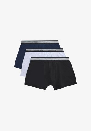 Tres bóxers para hombre en negro, gris claro y azul marino con cinturillas elásticas de marca apilados sobre un fondo blanco.