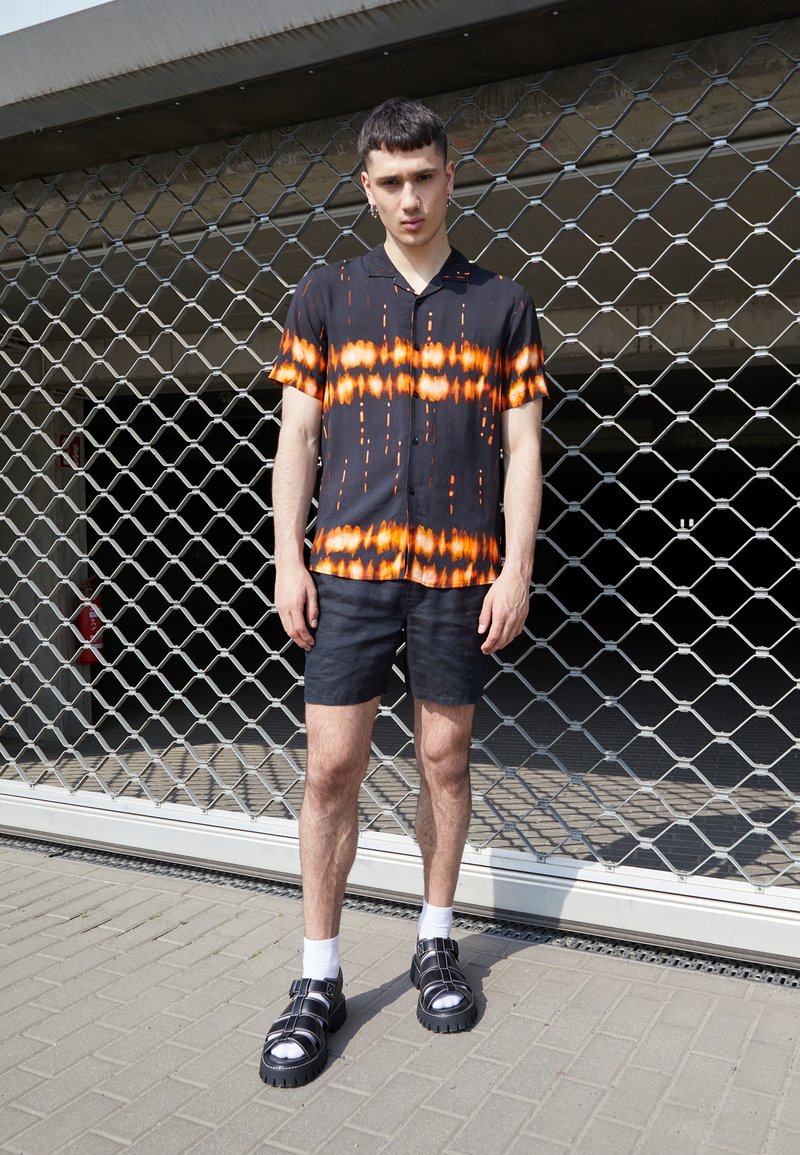 Weekday OLSEN REGULAR - Shorts - black