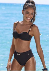 Črn bikini komplet s teksturirano bandeau zgornji delom z nastavljivimi naramnicami in visokim pasom spodnjim delom z dekorativno zaponko in logotipom.